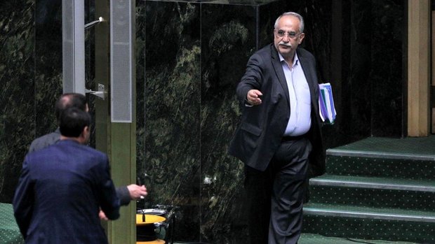Iran parliament votes out economy min. 18 days after sacking labor min.