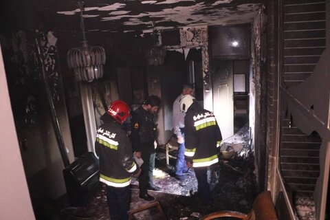 آتش سوزی در طبقه چهارم ساختمانی در خیابان صائب