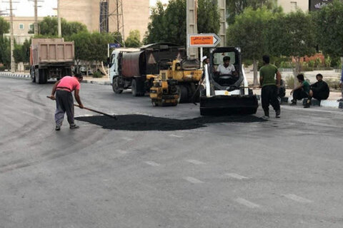 آغاز عملیات لکه گیری و روکش آسفالت محورهای شریانی استان اصفهان