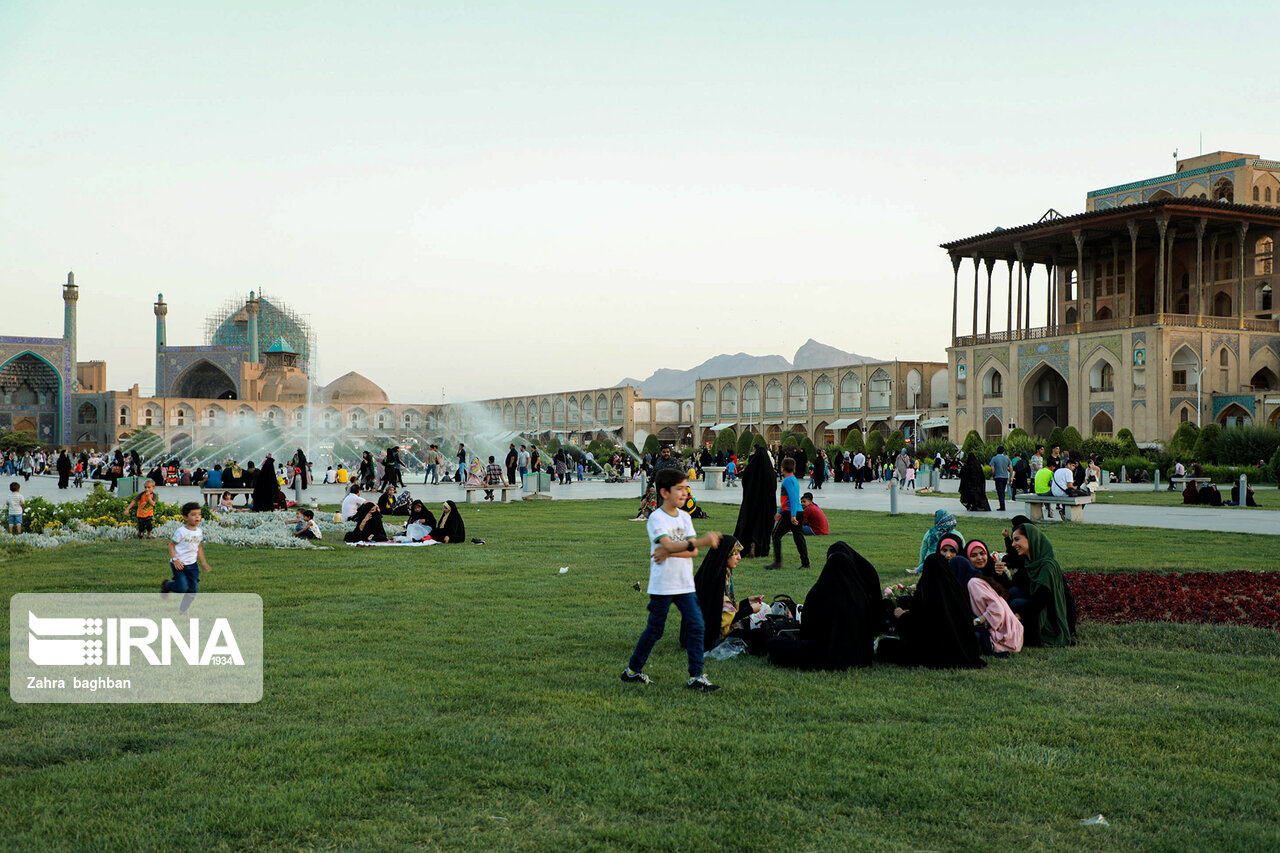 بقای آثار تاریخی اصفهان منوط به تبسم زاینده‌رود