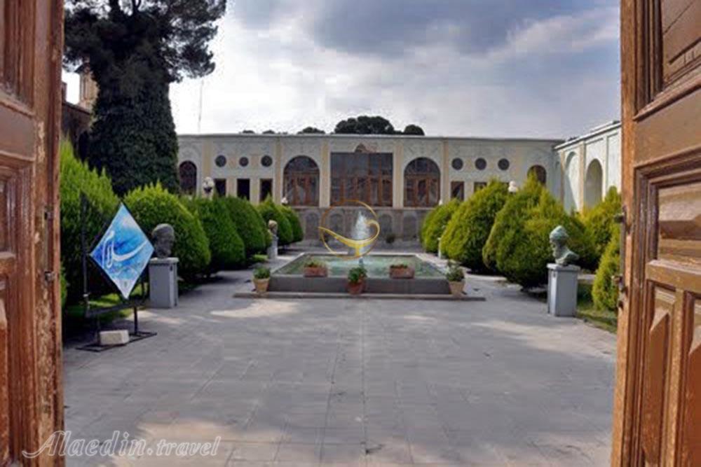 تماشای مجسمه «فضانورد افتاده» در موزه هنرهای معاصر اصفهان