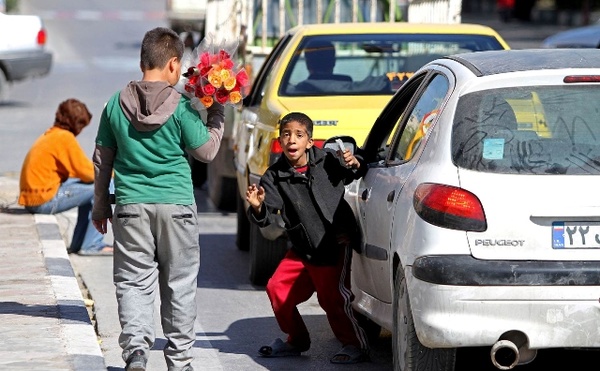 دستفروشان شهر اصفهان در ۲۹ بازارچه ساماندهی شدند/ آموزش رفتار با کودکان کار و مدیریت خشم برای کارکنان رفع تخلفات شهرداری