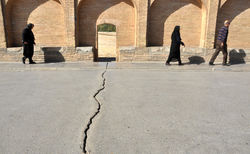 فرونشست زمین به سمت آثار تاریخی اصفهان در حال پیشروی است