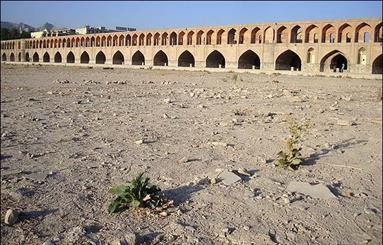 قفل زاینده رود فقط با دستان رئیس دولت باز می شود