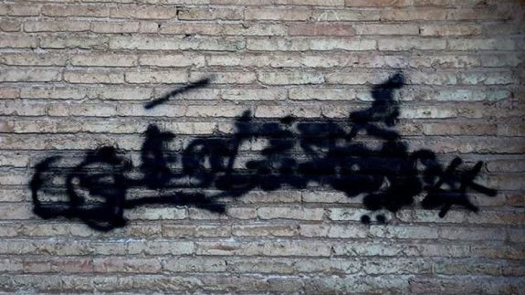 شعارنویسی روی بدنه سی‌وسه پل اصفهان در اغتشاشات اخیر اتفاق تلخی بود