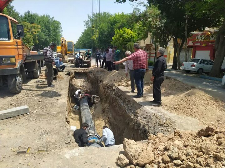 لوله آب خیابان حکیم‌نظامی اصفهان دچار شکستگی شد  