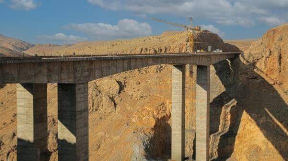 احداث مرتفع‌ترین پل آزادراهی کشور در اصفهان – شیراز
