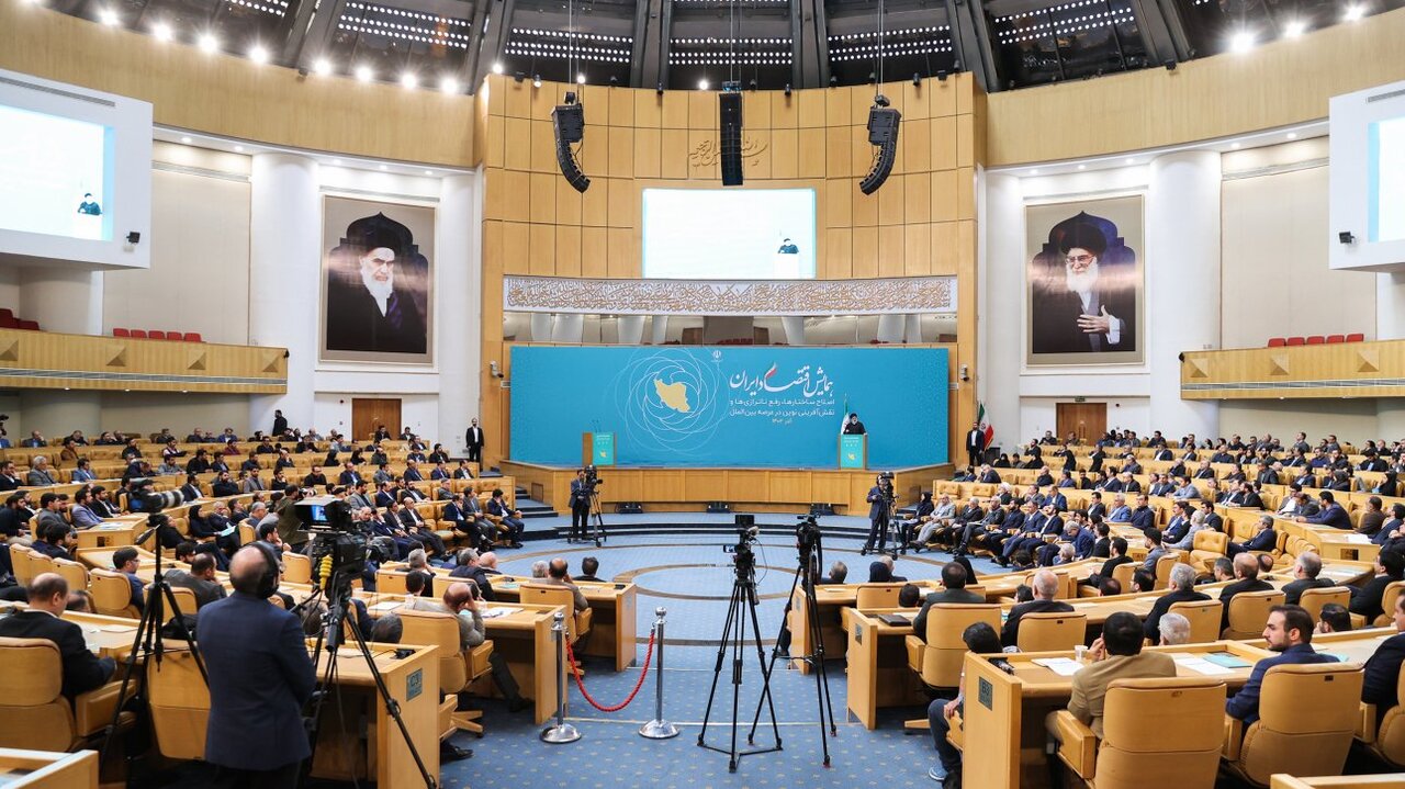 Raisi explains government’s measures to reform economic structures