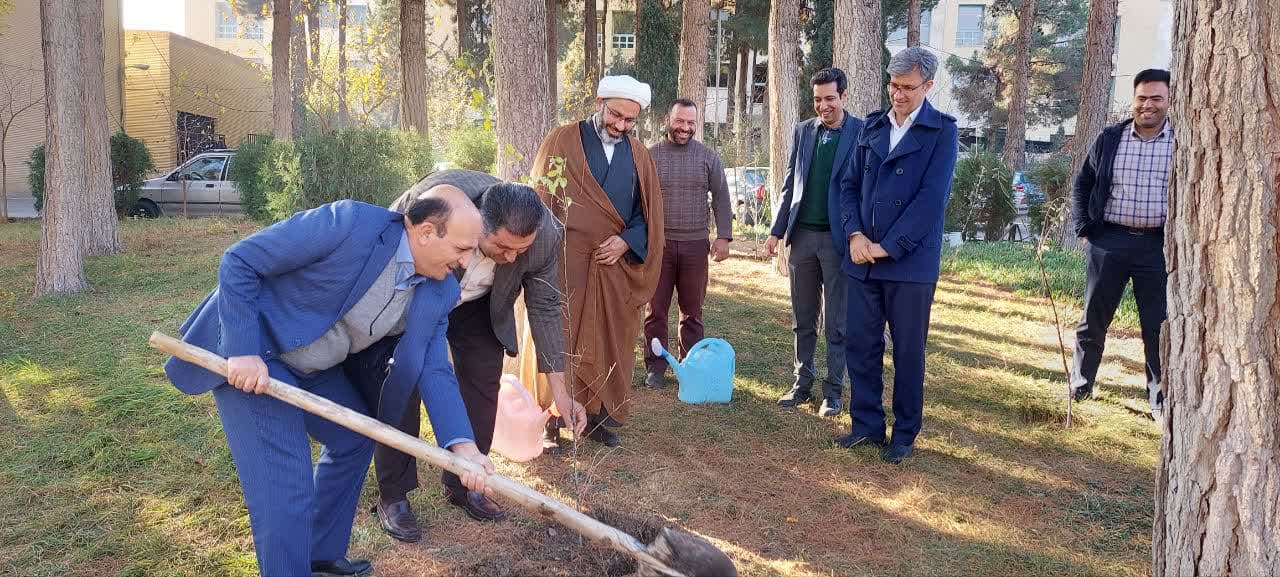 آغاز رسمی طرح مردمی کاشت ۲۰ میلیون اصله درخت در استان اصفهان
