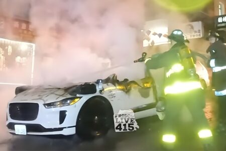 ماشین خودران گوگل به آتش کشیده شد