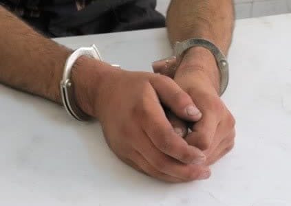 دستبند پلیس بر دستان سارق موبایل قاپ