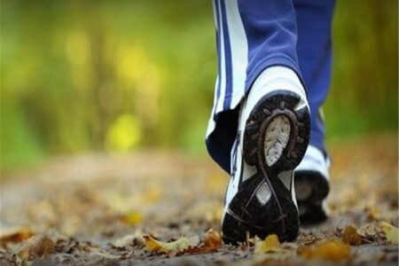 ۴ Health Benefits of Walking in the Rain, According to Experts