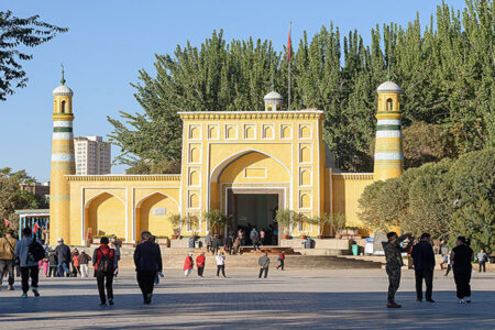‘Id Kah, China’s biggest mosque full of people for prayer’