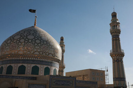 اهتزاز پرچم سیاه بر گبند خواهر امام رضا (ع)
