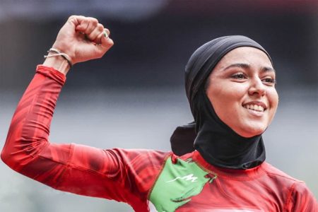 نشان طلا بر گردن فرزانه فصیحی در سوئیس