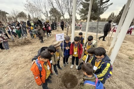 کاشت درخت با نماد امید و زندگی توسط دانش آموزان منطقه ۷