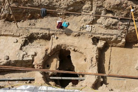 زنده‌به‌گور شدن تاریخ نصف جهان در اصفهان
