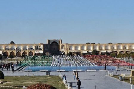 نظافت میدان نقش جهان با جاروی رباتیک