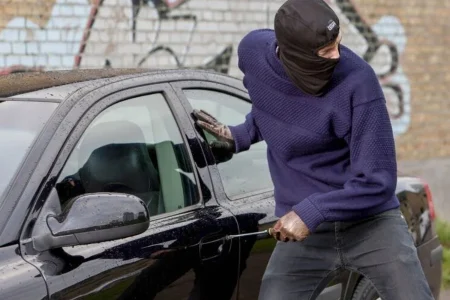 دستگیری باندی با ۷۸ فقره سرقت؛ ۷۰ مورد داخل خودرو و مورد سرقت خودرو