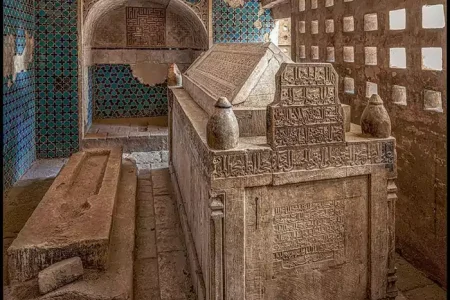 خداحافظی بقعه پیر بکران با داربست‌های فلزی    