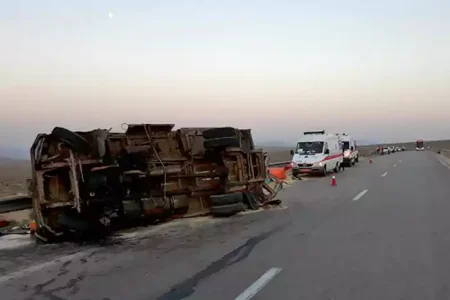 چه کسی اتوبوس مسافران را در جاده نایین واژگون کرد؟