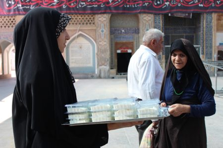 زیارتگاهی با شیر سنگی و نذر نون و ماست