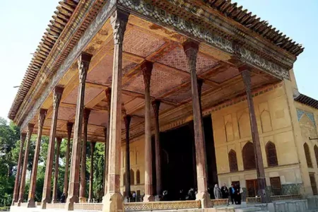 آغاز طرح گسترده مرمت، پاکسازی و نورپردازی ایوان چهل‌ستون