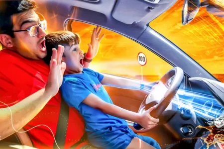 نشستن کودک روی پای راننده غیر مسئولانه‌ترین کار