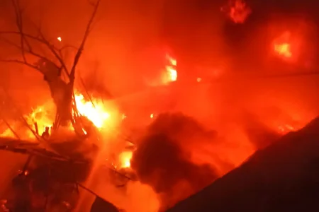 حریق گسترده در منزل قدیمی کنترل شد