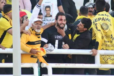 کتک‌کاری دانشگر و زکی‌پور با یک هوادار در اهواز !