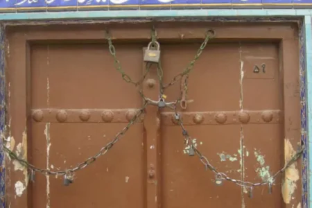 سرقت درب مسجد ۷۰۰ ساله خمینی‌شهر + روایت مُتولی مسجد خوزان خمینی شهر از دزدی