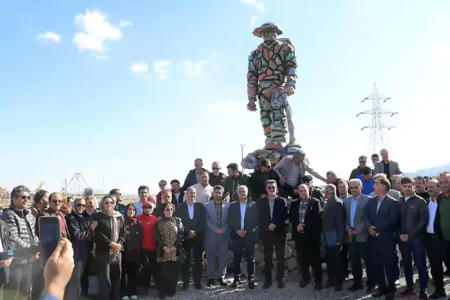 نصب تندیس کوهنورد با هزینه ۵ میلیاردی به ارتفاع ۴.۵ متر