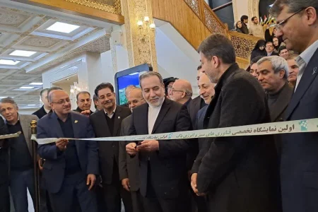 نمایشگاه تخصصی فناوریهای سبز و انرژی پاک اصفهان با حضور وزیر امور خارجه افتتاح شد