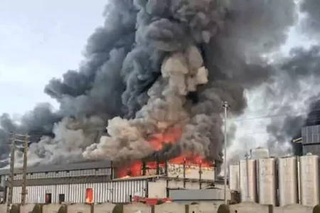 آتش‌سوزی شهرضا با ۴۰ خودروی آتش‌نشان مهار شد