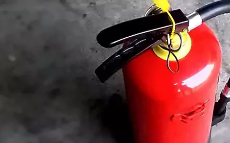 کشف و توقیف ۲۲۰۰ عدد کپسول آتش نشانی غیراستاندارد و تقلبی