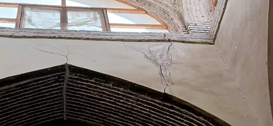 گذر پشت گنبد نظام‌الملک به روایت برخی از فعالان میراث‌فرهنگی از حدود یک ماه پیش دچار نشست شده بود