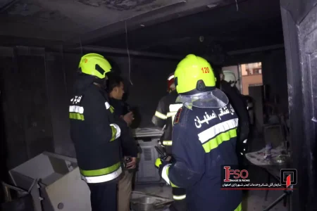 مهار سریع آتش در مجتمع مسکونی ۵ طبقه؛ نجات ۴ نفر توسط آتشنشانان