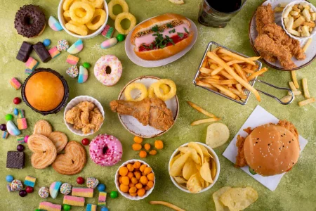 چطور فست‌فود و تنقلات آماده، ریسک قلبی-عروقی شما را بالا می‌برد؟