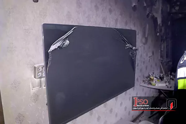 وقوع حریق در یک مجتمع مسکونی پنج‌طبقه، با سرعت عمل و جانفشانی آتش‌نشانان، بدون گسترش به سایر واحدها مهار شد.
به گزارش سرویس حوادث پایگاه خبری سپاهان خبر در این حادثه که در طبقه چهارم یک مجتمع مسکونی پنج طبقه و ده‌واحده در خیابان آل محمد رخ داد، پنج نفر در میان دود و آتش محبوس شده بودند که آتش‌نشانان با اقدام سریع و هم‌زمان تیم‌های عملیاتی، موفق شدند هر چهار نفر را از دل دود و حریق نجات دهند. یکی از مصدومان که دچار سوختگی شده بود، پس از انجام اقدامات اولیه توسط عوامل اورژانس، به مرکز درمانی منتقل شد.
در این عملیات، آتش‌نشانان از چهار ایستگاه آتش‌نشانی به همراه سه افسر کشیک وقت، یک مدیر کشیک و همچنین مدیر اداره ارتباطات سازمان آتش‌نشانی در محل حادثه حضور داشتند. بلافاصله پس از رسیدن نیروها به محل، تیم نجات اقدام به خروج محبوسین کرده و به‌طور هم‌زمان تیم دیگری عملیات اطفای حریق را آغاز نمود.
سرآتشیار غفوریان، مدیر منطقه دو عملیاتی در خصوص این حادثه اظهار داشت: پس از مهار کامل آتش، تمامی واحدهای این مجتمع با دقت مورد بررسی قرار گرفت و عملیات تخلیه دود به‌طور کامل انجام شد تا از عدم وجود محبوسین احتمالی اطمینان حاصل شود.
غفوریان که مدیریت عملیات را بر عهده داشت، گفت: این حریق در کوتاه‌ترین زمان ممکن مهار و از بروز خسارات بیشتر جلوگیری شد.
