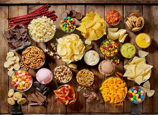 شناسایی غذاهای فوق فرآوری شده (UPFs) اشباع از سدیم، نیترات و چربی ترانس به عنوان محرک‌های اصلی فشار خون بالا و تأکید بر رژیم DASH به عنوان راهکار علمی مقابله.