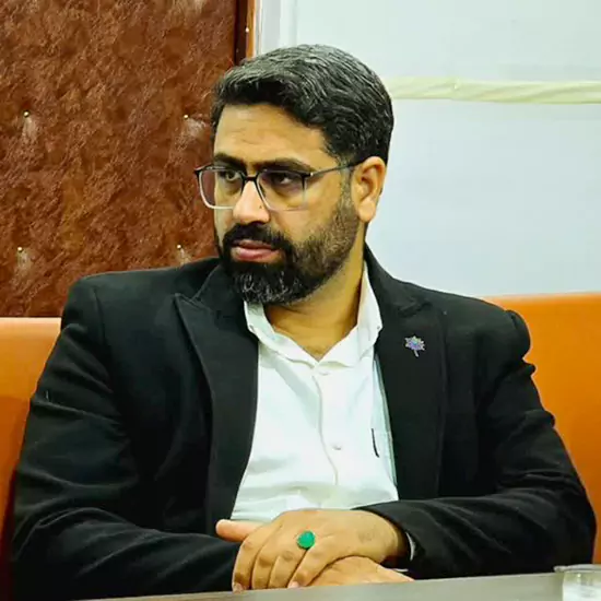 پویش نانونمک تلاشی است برای آنکه در ماه رحمت و مهربانی، سفرههای بیشتری رنگ آرامش بگیرد و با همافزایی ظرفیتهای مردمی، چراغ امید در خانههای بیشتری روشن بماند و فقر کمتر بتواند لبخند را از چهره کودکان برباید .
به گزارش سرویس شهری پایگاه خبری سپاهان خبر در مبارک رمضان و افزایش نیاز خانوادههای کمبرخوردار، مؤسسه خیریه نیکستان پویش بزرگ نانونمک را با هدف تهیه و توزیع بستههای معیشتی میان نیازمندان آغاز کرده است ، طرحی گسترده که با تأکید ویژه بر همافزایی و همکاری میان گروههای نیکوکاری شکل گرفته و تلاش دارد الگوی جدیدی از مشارکت اجتماعی را رقم بزند. این با محوریت همدلی و مسئولیت اجتماعی و با مشارکت شبکهای از خیران، داوطلبان و گروههای مردمی اجرا میشود تا بخشی از فشارهای معیشتی خانوادههای نیازمند کاهش یابد و فرهنگ همکاری جمعی در عرصه فعالیتهای خیرخواهانه تقویت شود.
همافزایی نیکوکاران شرط اثرگذاری کمکهای مردمی
مهدی علیخاصی، مدیر مؤسسه نیکستان، با اشاره به اهمیت همکاری سازمانیافته در فعالیتهای خیریه در گفتگو با ما گفت: تجربه نشان داده است که اقدامات پراکنده هرچند ارزشمند، اما اثرگذاری محدودی دارند. آنچه میتواند دامنه خدمترسانی را گسترش دهد، همافزایی میان گروههای نیکوکاری و همگرایی ظرفیتهای مردمی است. پویش نانونمک دقیقاً با همین رویکرد طراحی شده تا توان جمعی خیران در یک مسیر هدفمند تجمیع شود.
وی افزود: ماه رمضان بهترین فرصت برای تقویت پیوندهای اجتماعی است. وقتی گروههای مردمی، معتمدین محلی و مؤسسات خیریه در کنار یکدیگر قرار میگیرند، میتوان خدماتی منسجمتر، عادلانهتر و گستردهتر به نیازمندان ارائه کرد.
توزیع ۱۴ هزار بسته معیشتی با ارزش ۲۰۰ میلیارد ریال
مدیر مؤسسه نیکستان با اشاره به ابعاد اجرایی این طرح بیان کرد: در قالب پویش نانونمک، ۱۴ هزار بسته معیشتی برای خانوادههای نیازمند تهیه و توزیع خواهد شد. ارزش مجموع این بستهها حدود ۲۰۰ میلیارد ریال برآورد شده و تلاش کردهایم سبدی متنوع از اقلام ضروری و پرمصرف را در آن بگنجانیم.
به گفته وی، این بستهها شامل کالاهای اساسی مانند روغن،برنج ، انواع حبوبات، و سایر نیازهای ضروری خانوار است تا بخشی از هزینههای معیشتی خانوادهها در ماه مبارک رمضان کاهش یابد.
توزیع هدفمند با شبکه مشترک داوطلبان
علیخاصی با تأکید بر اهمیت شناسایی دقیق نیازمندان اظهار داشت: توزیع این حجم از بستههای معیشتی بدون همکاری شبکهای از گروههای نیکوکاری امکانپذیر نیست. ما از ظرفیت معتمدین محلی، گروههای مردمی و داوطلبان استفاده میکنیم تا کمکها بهصورت هدفمند و عادلانه به دست خانوادههایی برسد که بیشترین نیاز را دارند.
وی افزود: همکاری میان نهادهای مردمی نهتنها سرعت خدمترسانی را افزایش میدهد، بلکه از موازیکاری جلوگیری کرده و منابع خیران را به بهترین شکل ممکن به نتیجه میرساند.
نانونمک ، الگویی برای مشارکت جمعی در جامعه
مدیر مؤسسه نیکستان تأکید کرد: نانونمک صرفا یک برنامه حمایتی نیست، بلکه تلاشی برای ایجاد فرهنگ مشارکت جمعی و مسئولیت اجتماعی است. هرچه ارتباط و همکاری میان گروههای نیکوکاری بیشتر شود، جامعهای همدلتر و امنتر خواهیم داشت.
وی از خیران و فعالان اجتماعی دعوت کرد با مشارکت در تأمین هزینه بستهها یا همراهی در فرآیند توزیع، بخشی از این حرکت جمعی باشند.