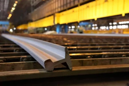 رکورد بی‌سابقه ذوب آهن اصفهان: رشد ۳۰۰٪ در تولید ریل ملی