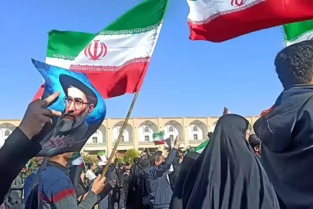 اصفهان؛ ایستاده در میدان