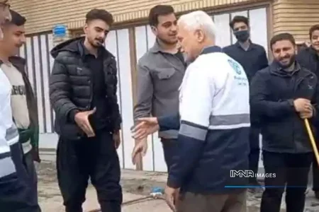 بازدید میدانی شهردار اصفهان از فعالیت گروه‌های جهادی شهر