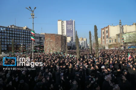 پایتخت‌نشینان در میدان انقلاب به سوگ شهادت رهبرشان نشستند