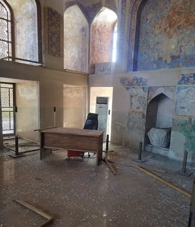 کاخ چهل‌ستون، یکی از مهم‌ترین آثار تاریخی و ثبت‌شده در یونسکو در اصفهان، در حملات اخیر دچار خسارات جدی شده است. این خبر درحالی منتشر می‌شود که بناهای تاریخی دیگر اصفهان نیز در معرض خطر قرار دارند.