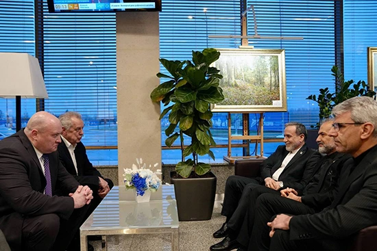 عراقچی در سفر به روسیه، پاکستان و عمان بر ادامه رایزنیهای نزدیک درباره جنگ، مذاکرات ایران و آمریکا و تأمین منافع مشترک در تنگه هرمز و منطقه تأکید کرد.