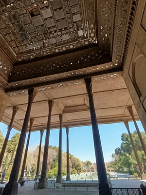تشدید انحراف ستون زیر گنبدخانه مسجد جامع عباسی پس از حملات اخیر