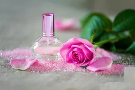 رونمایی از ۴ محصول اسانس گل محمدی در پژوهشکده اسانس های طبیعی قمصر