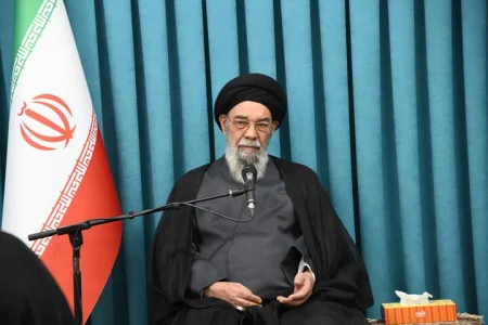 امام جمعه اصفهان: دفاع مقدس دیوار محکمی در برابر نفوذ دشمنان شد